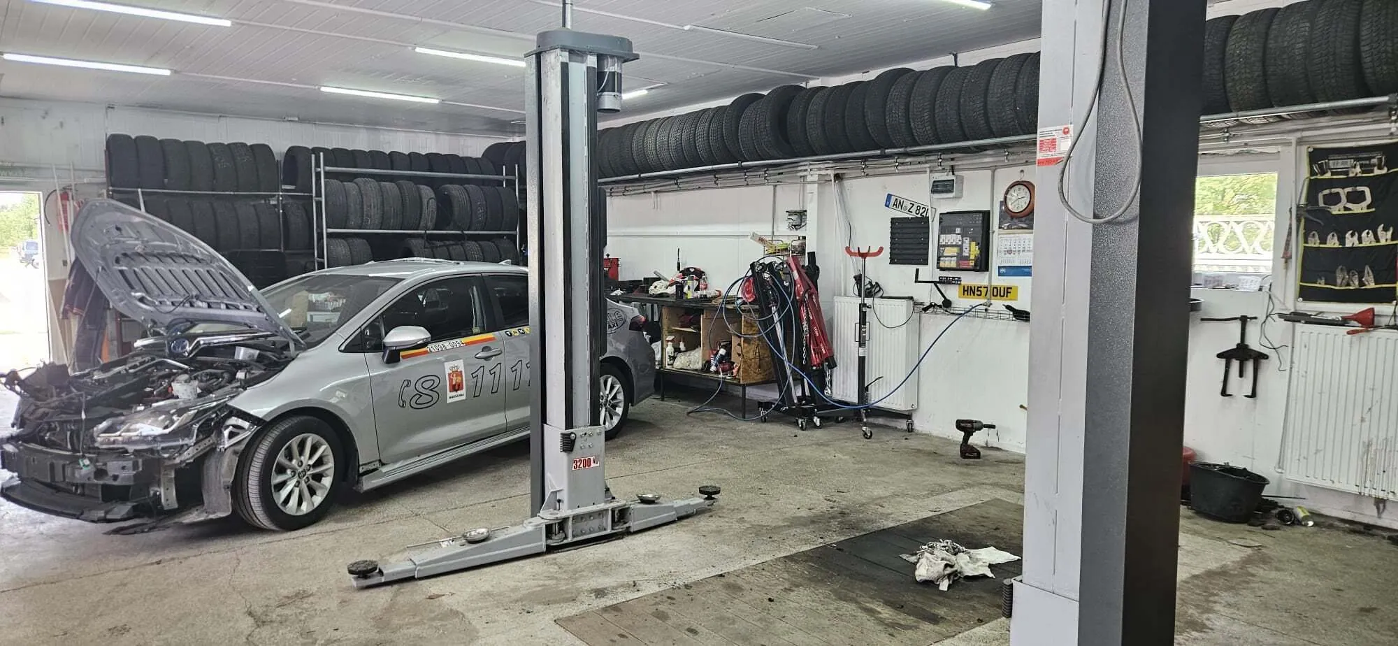 Stanowisko mechaniczne w serwisie samochodowym podczas naprawy powypadkowej