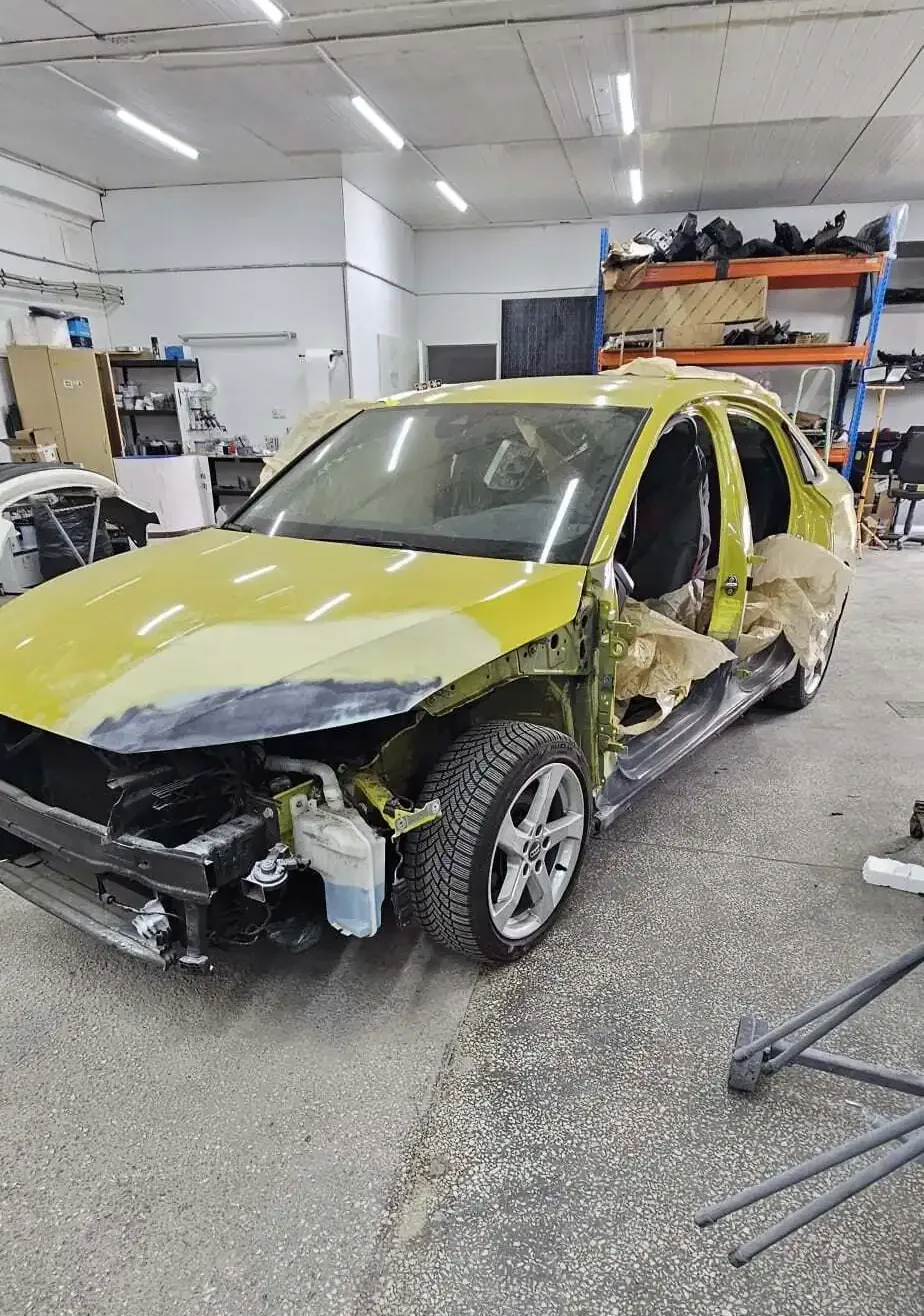 Auto w trakcie naprawy blacharskiej po kolizji drogowej